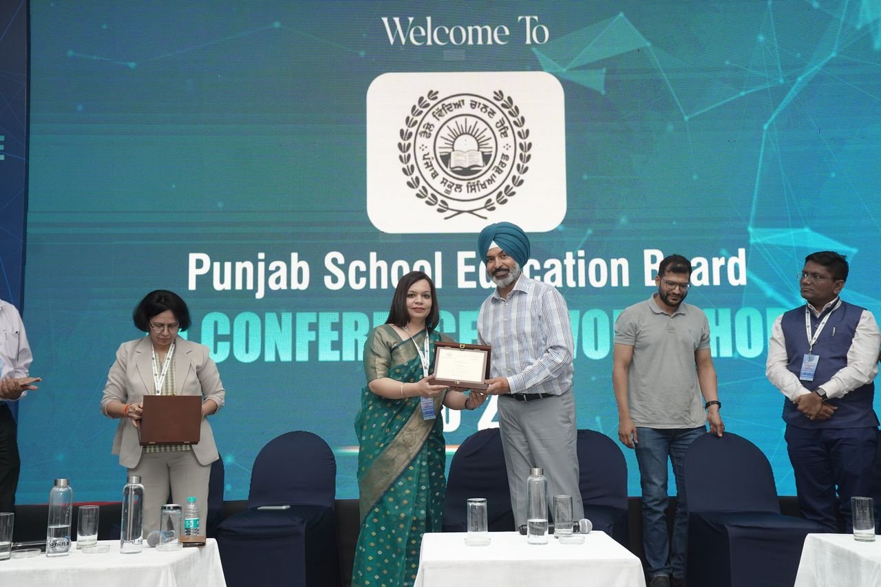 Shweta Nagpal being felicitated on stage at the AI Conference and Workshop, Punjab School Education Board